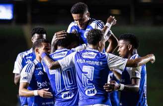 Jogadores de Tombense e Cruzeiro em disputa de bola no Parque do Sabiá –