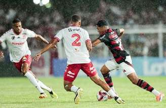 Guilherme Gomes fez o único gol do Flamengo na derrota por 2 a 1 para o Bangu. 