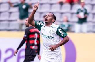 Jogadores comemoram gol de Sorriso –