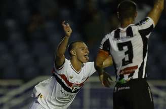 São-paulinos vibram.Time goleia Operároo e segue vivo na Copinha.