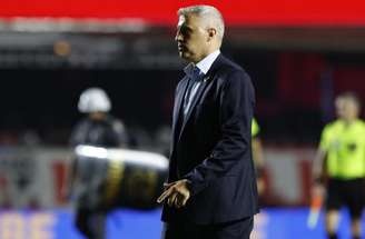 Hernán Crespo orienta seus atletas durante jogo do Morumbis –