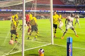Na sequência da cabeçada de Arboleda no travessão, Luciano (encoberto) conseguirá fazer o gol do São Paulo sobre o São Bernardo.