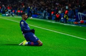 Désiré Doué em disputa de bola com jogadores do Lille –