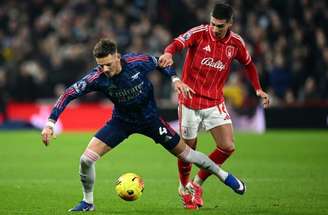  Elliot Anderson, do Nottingham Forest leva o time a um raro ataque contra o Arsenal.