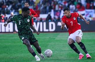 O egípcio Mostafa Mohamed domina a bola mas sofre marcação cerrada do nigeriano Chukwueze.