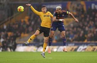 Joelinton e Tripper tentam dominar a bola para o Newcastle. Tolu Arokodare, do Wolverhamptn, observa.