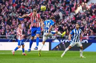 Sorloth (à direita) faz o gol e recebe os cumprimetos dos compaaheiros do Atlético de Madrid.