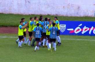 João Borne celebra o primeiro de seus dois gols para o Grêmio diante do Ceará.