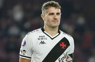 Vegetti durante despedida do Vasco e dos torcedores, além de homenagem para o atacante  –