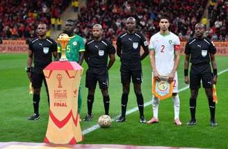 Mané, de Senegal, e Hakimi, do Marrocos, em disputa de bola na final da CAN –