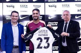 Matheus Pereira foi apresentado pelo executivo de futebol, Marcelo Paz (à esquerda), e pelo presidente do clube, Osmar Stabile (à direita) –