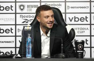 Anselmi recebe a gloriosa camisa alvinegra das mãos de Léo Coelho e Alessandri Brito –