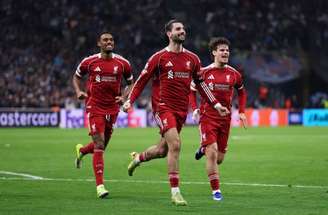 Cobrança de falta de Szoboszlai, por baixo da barreira, para botar o Liverpool em vantagem no placar pela Champions League –