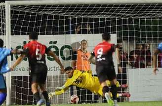 Jogadores do Azuriz festejam gol sobre o Furacão –