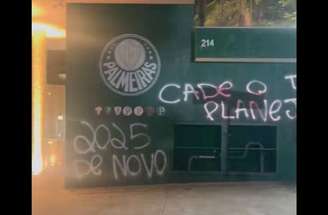 Muros pichados na sede do Palmeiras em Perdizes, Zona Oeste de São Paulo –