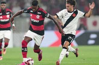 Bruno Henrique sofre a marcação de Robert Renan. Atacante jogou os primeiros 45 minutos do clássico.