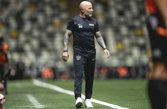 Alberto Valentim faz gestos com a mão e irrita Sampaoli –