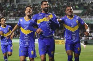 Coritiba e São Joseense duelaram na noite desta quarta-feira (21), pelo Campeonato  Paranaense –