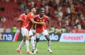 Félix Torres comemora seu gol no Beira-Rio –