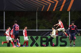 Diego Rodrigues, do Braga, disputa a bola com McAtee do Nottingham Forest, em jogo pela Liga Europa