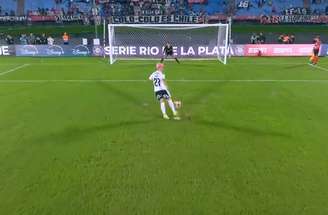 Zavala, do Colo-Colo, se lesionou depois de uma tentativa frustrada de cavadinha – Reprodução de vídeo