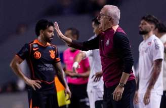 Dorival ficou na bronca por lance que originou o gol de empate do Santos –