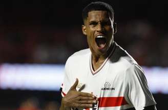 Gustavo Santana comemora o terceiro gol tricolor –