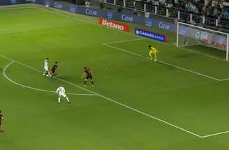 Gustavo Henrique mostra lesão que sofreu na jogada –