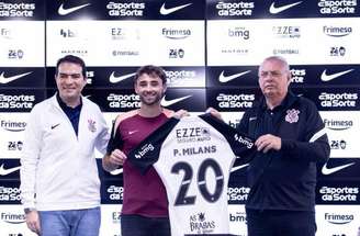 Pedro Milans durante sua apresentação. Ele esteve ao lado do presidente Osmar Stabile e do executivo de futebol Marcelo Paz –