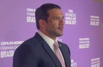 Arthur Elias faa sobre a importância do Mundial no Brasil.  Enfim, vêcomo jogar em casa um grande trunfo para conquistar o título