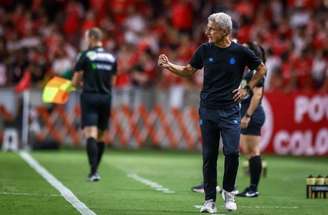 Luis Castro identificou principais motivos para resultado negativo do Grêmio como fragilidade no aspecto mental –