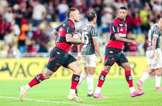 Flamengo erra duas vezes  e Fluminense marca em ambos os momentos (na foto, gol de John Kennedy)