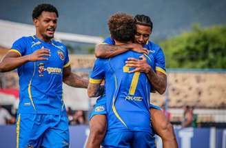 Sampaio Corrêa (de azul) vai até Maricá e vence por 1a0. Assim, segue na luta pela classificação.