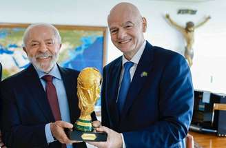 Presidente da República, Luiz Inácio Lula da Silva, durante reunião com o Presidente da Federação Internacional de Futebol (Fifa), Gianni Infantino, além do técnico da Seleção Brasileira Masculina, Carlo Ancelotti, o Ministro do Esporte, André Fufuca e o presidente da CBF, Samir Xaud e seu Vice, Gustavo Dias Henrique –