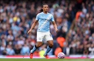 Nathan Aké em ação com a camisa do Manchester City –