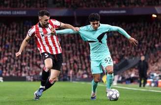 O Sportinguista  Matheus Reis (à esquerda) em intensa disputa de bola com Guruzeta, do Athletic.