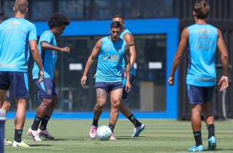 Willian (esquerda) é um dos candidatos no elenco a ser titular no Grêmio e ganhar a vaga de Cristaldo –