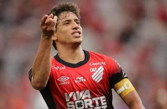 Apesar da pouca idade, João Cruz é um dos líderes do elenco do Athletico. Divulgação/Athletico