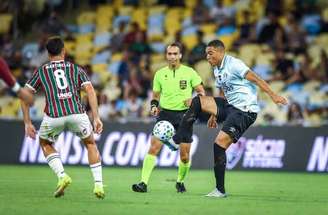 Assim como os companheiros do meio-campo, Arthur teve performance tímida e interferiu na criação de jogadas do Grêmio  –