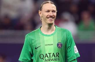 Safonov durante atuação decisiva pelo PSG na final do Intercontinental contra o Flamengo –