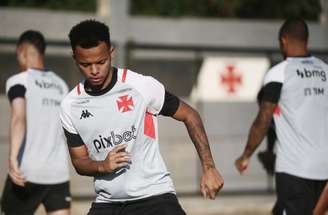 Riquelme foi destaque na base, mas não conseguiu repetir o desempenho do profissional.