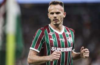 Renê e Lucho Acosta comemoram gol em jogada ensaiada –