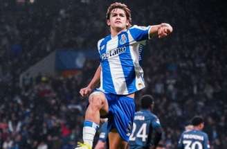 Gassama cabeceia  e marca para o Rangers o primeiro gol do jogo. Mas seu time levaria a virada.