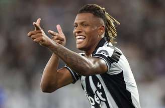 Danilo, destaque do Botafogo na goleada sobre o Cruzeiro, encara a marcação de Lucas Romero –