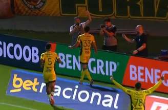 Coutinho abre o placar de cabeça mas se machuca no lance –