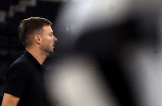 Anselmi não descansa um minuto à beira do campo –