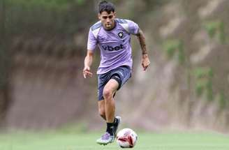 Villalba treina sem restrições no Espaço Lonier –