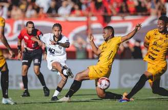 Scarpa tenta sair da marcação de Matheus Nunes. Camisa 10 do Atlético deu a assistência para o primeiro gol.