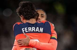 Jogadores de Barcelona e Elche em disputa de bola no Campeonato Espanhol –