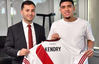 Kendry Paez firmando acordo junto a Stéfano Di Carlo, presidente do clube argentino –